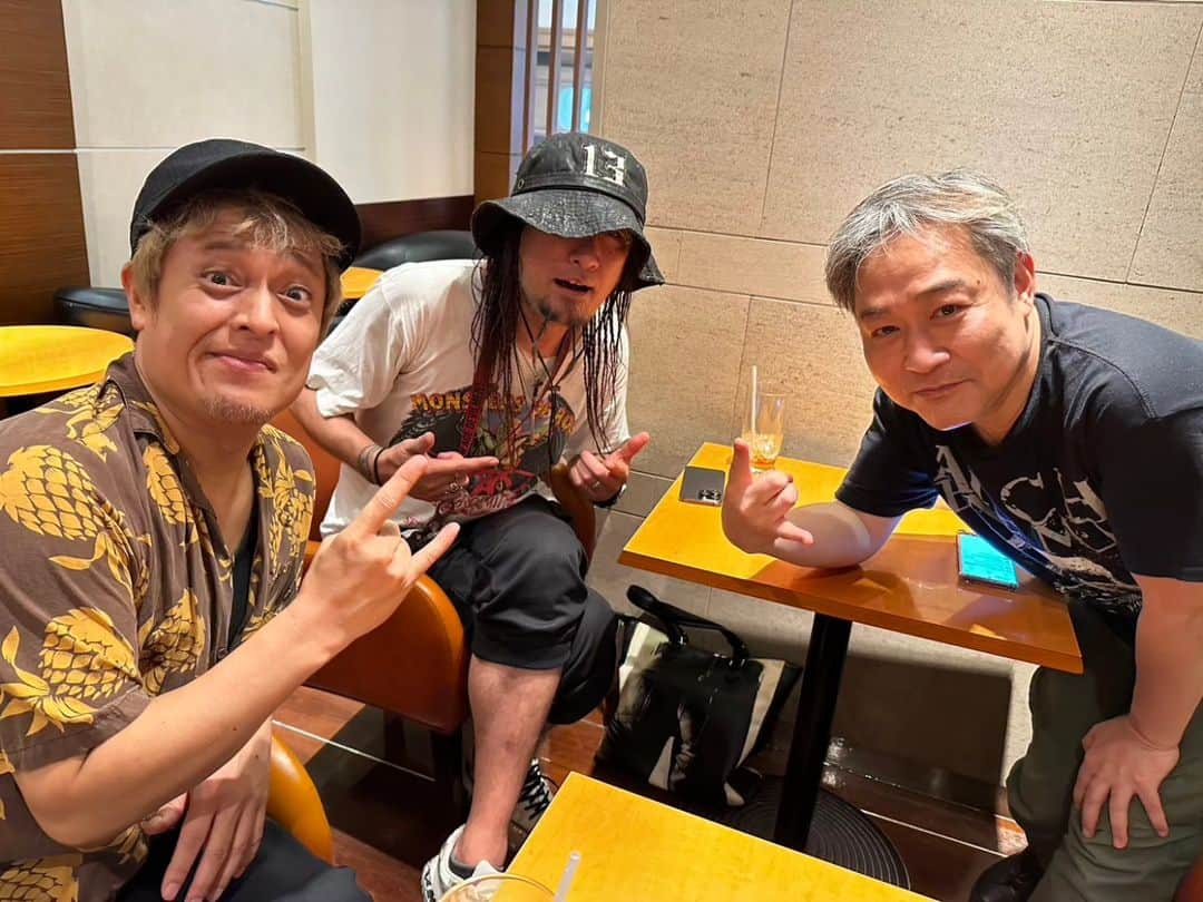 のインスタグラム：「今日はバー“From dusk Till dawn Shinjuku”の店長のロミさんがロックバンド、SADS等色々とやってるギタリストのK-A-Zさんとヘヴィメタルのボーカリストの冠徹弥さんを引き連れて国立劇場の歌舞伎鑑賞教室を観に来てくれました✨ K-A-Zさんと冠さんは何と歌舞伎観劇は初とのこと‼️ 歌舞伎を布教させて頂きました🤘 #k-a-z #冠徹弥 #sads #歌舞伎 #双蝶々曲輪日記 #引窓 #歌舞伎鑑賞教室 #国立劇場 #中村松江 #fromdusktilldawn #歌舞伎町 #新宿」