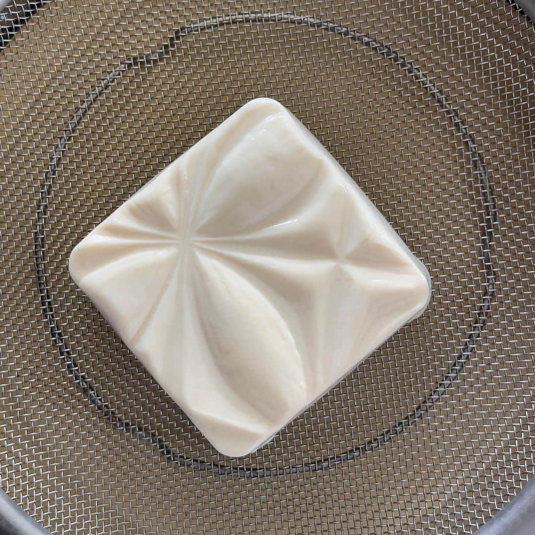 池田有希子のインスタグラム：「ところで餃子の餡に入れようと豆腐を水切りしてたのですが、母の手作りまな板の模様が豆腐にうつってビックリするほど綺麗でした✨（そのあと手で潰しまくりましたが！！！）  #tofu」