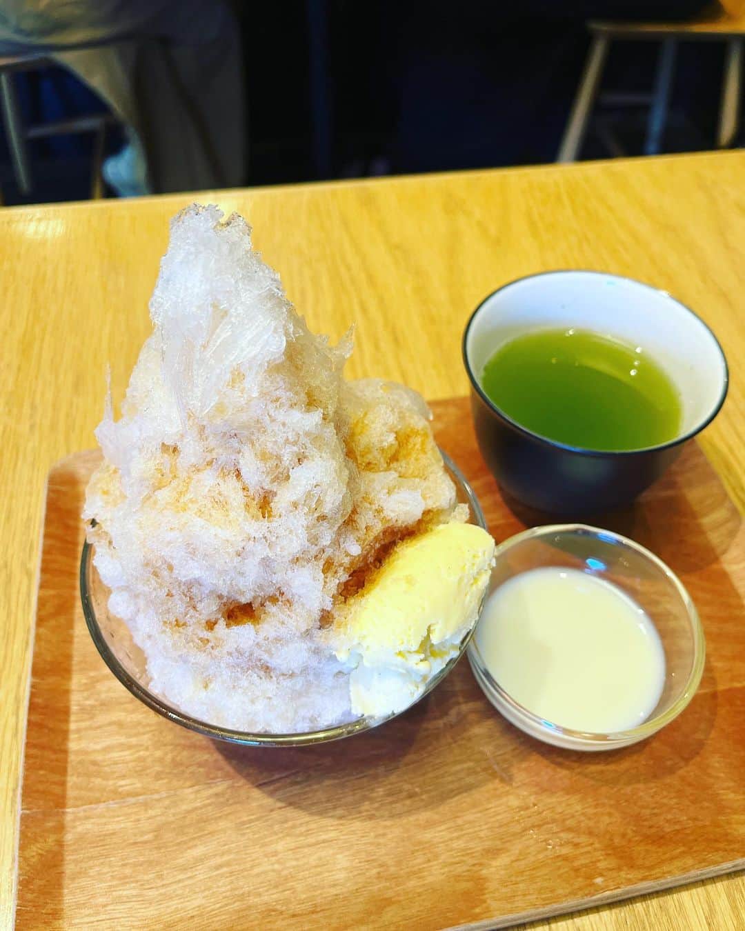 福田葉子さんのインスタグラム写真 - (福田葉子Instagram)「毎年楽しみにしている、すすむ屋茶店のお茶のかき氷、今年も食べられました。 抹茶のかき氷は中までたっぷり抹茶蜜がかけられて、あのとらやカフェにも負けない美味。 薩摩紅茶のかき氷は7月限定。ほんのり香り高くバニラアイス添えも好相性で心憎い。 キーンとしたら温かい煎茶でひと息入れて。 中央駅から少し離れた住宅街にぽつんとあるロケーションもいい。水出し煎茶大袋も買ったし、これで安心して東京へ帰れます。 ラストはシェラトン鹿児島から望む夕景の桜島。また帰ってくるね。 #かき氷 #すすむ屋茶店 #抹茶かき氷 #紅茶かき氷 #おいしい　#夏　#お茶　#お茶好き　#鹿児島　#鹿児島茶　#帰省　#旅　#旅好き　#鹿児島旅行」7月18日 21時37分 - yoyoyokoko