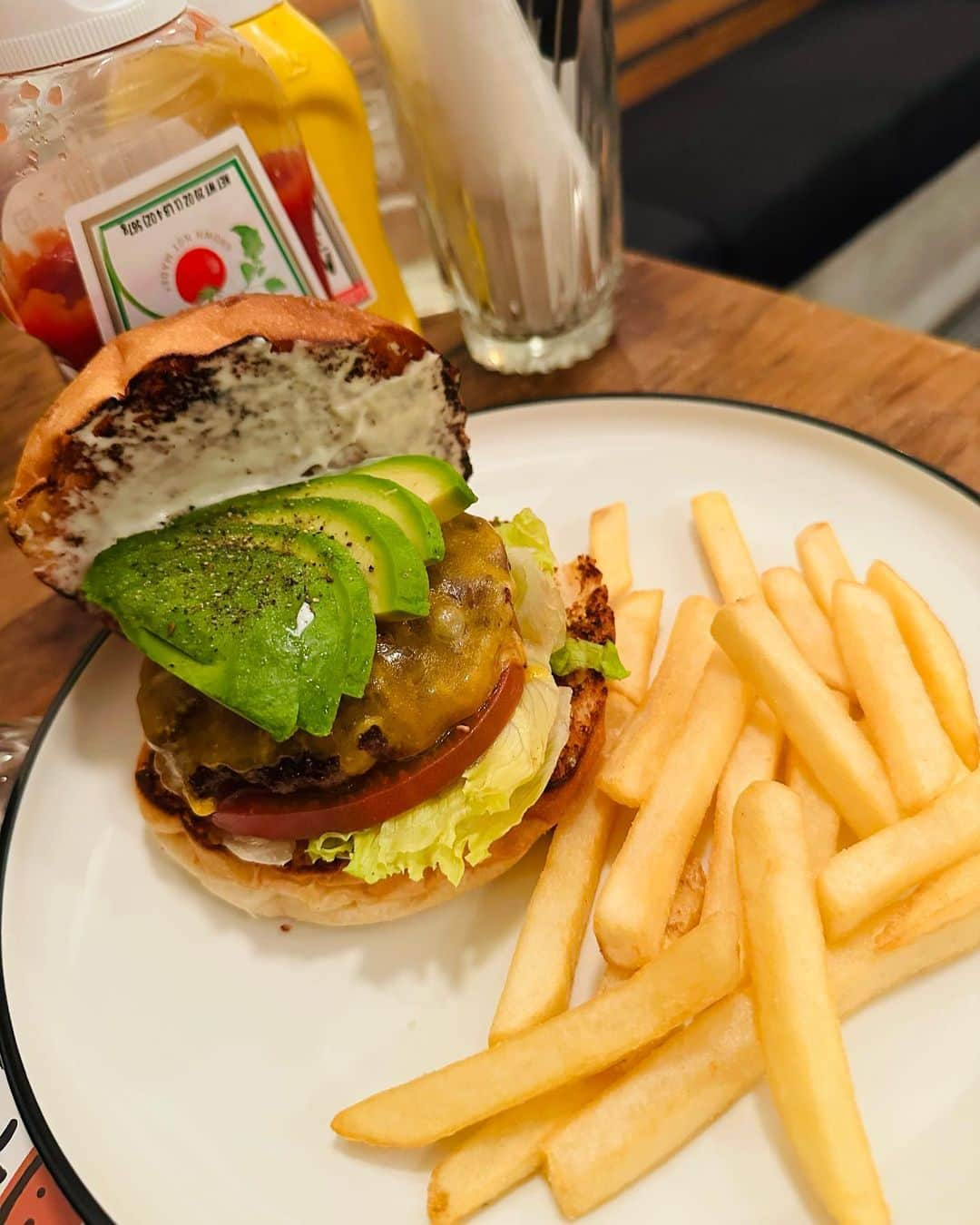 桜木心菜さんのインスタグラム写真 - (桜木心菜Instagram)「お仕事の合間にえまと🍔♡ . . #lunch #ハンバーガー  #桜姉妹  #表参道 パパと寄り道^^ #좋아요 #데일리룩 #카페 #ljk」7月18日 21時39分 - sakuragi_cocona_official