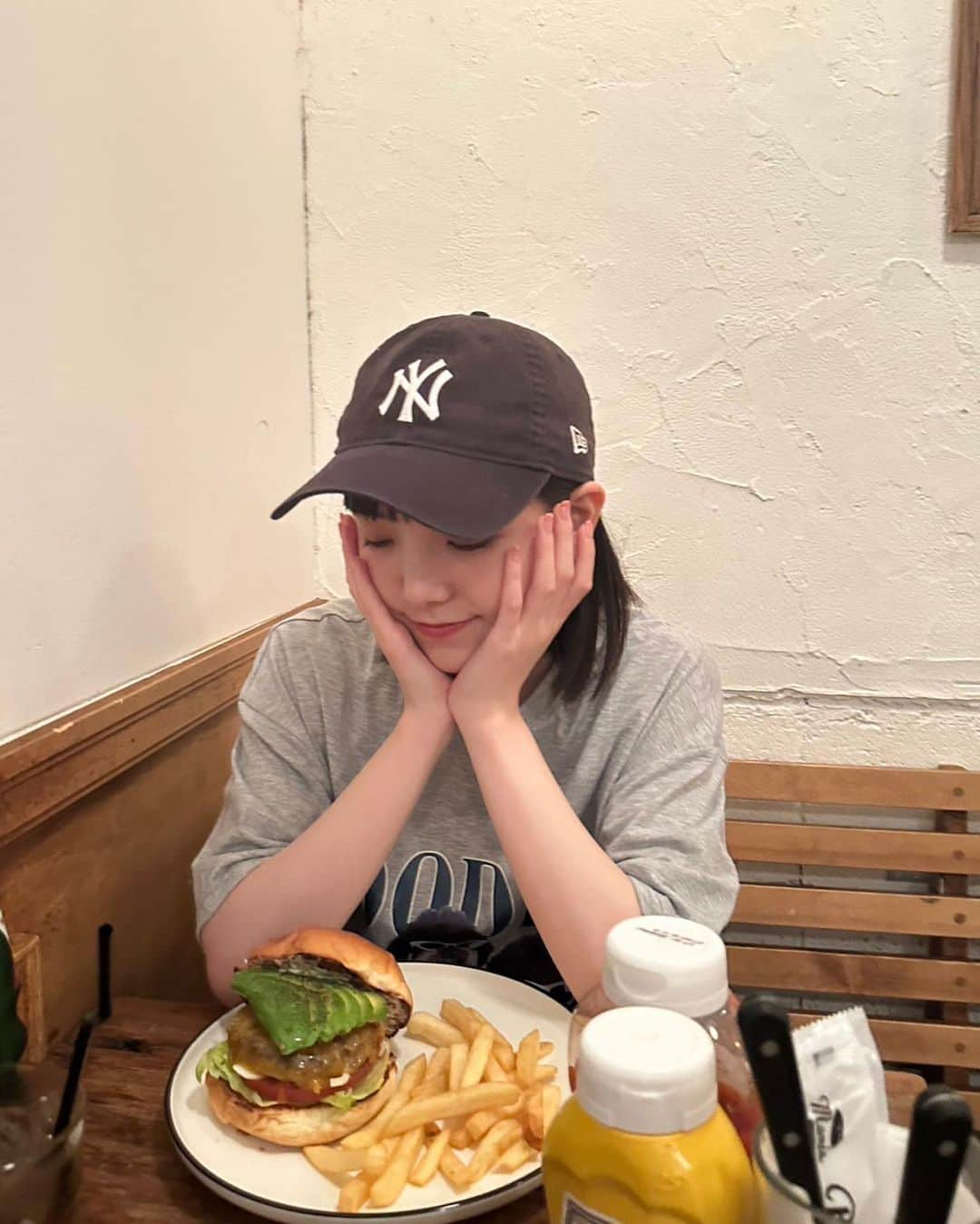 桜木心菜さんのインスタグラム写真 - (桜木心菜Instagram)「お仕事の合間にえまと🍔♡ . . #lunch #ハンバーガー  #桜姉妹  #表参道 パパと寄り道^^ #좋아요 #데일리룩 #카페 #ljk」7月18日 21時39分 - sakuragi_cocona_official