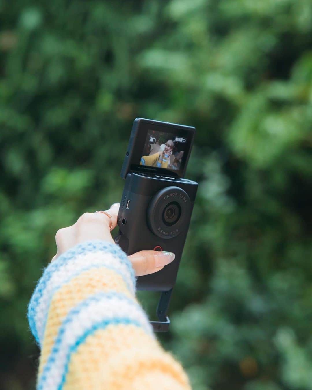 紀卜心さんのインスタグラム写真 - (紀卜心Instagram)「最近真的好多人出國旅遊 加上自媒體平台短影音的崛起，讓我們隨時都想紀錄生活中的大小事 這時攝影工具就也變得很重要了！ 熱騰騰跟你們分享我今天出席的Canon PowerShot V10 發表會 因為太讚了想馬上告訴你們😆 它真的很小台耶！是直式的機身 重量超輕只有211克 像我這種小手 單手也能輕鬆掌握  我很喜歡V10廣角的視角  這廣度完全是我VLOG自拍要的廣度呀～ 而且它自帶的支架超方便 當支架握感很好，讓自拍時更穩定，另外還可以當腳架用  放在桌上自拍紀錄vlog都不是問題 重點V10還有內建美肌&濾鏡  這兩個功能真的很需要🥹❤️  初體驗完V10覺得用感真的不錯 有小拍一段影片給你們看看 真的蠻適合想拍VLOG的攝影新手小白入手 操作介面很簡單，螢幕還可觸控  內建防手震讓你不擔心邊走邊拍會很晃～麥克風收音也很好 可說是麻雀雖小 五臟俱全  重點⚠️Canon PowerShot V10 今天正式開賣啦🎉  它的價格也是讓我嚇一跳居然兩萬有找耶！ 想嚐鮮的寶寶可以到門市體驗看看唷 之後有機會我再用Canon PowerShot V10  拍個VLOG正式開箱給大家看啦.  #PowerShotV10 #Vlog影音相機 @canon_taiwan」7月18日 21時39分 - eatzzz7