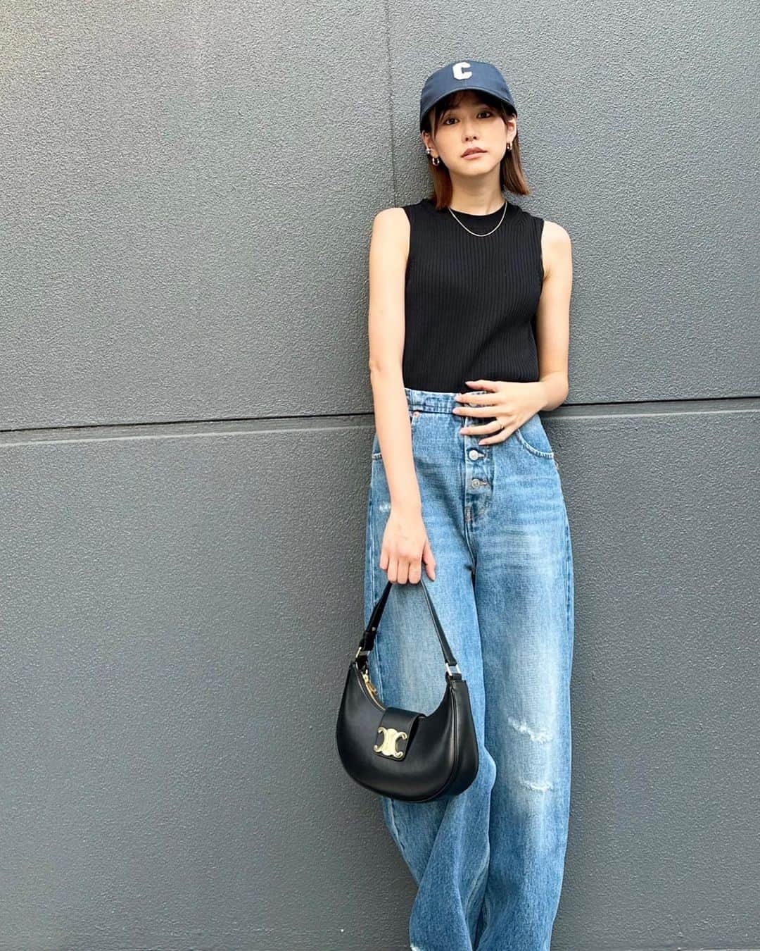 桐谷美玲のインスタグラム：「暑い日々ですね☀️ノースリとキャップがないと過ごせない🥵そしてカジュアルにも合うバッグもって。 夏、みなさん気をつけていきましょう💦 #CELINEAVATRIOMPHE #SUPPORTEDBYCELINE」