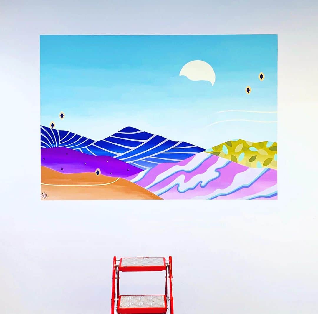 フランセス・スィーヒのインスタグラム：「Another mural I did for  @a_yotsuya 🩵   #ayotsuya #yotsuya #sharedoffice #officeart #officemural #abstractlandscapes #colorfulart #mural #wallart #muralartist #muralpainting #largescalepainting #officedecor #interiordesign #interiorart #tokyo #japan #frankiecihi」