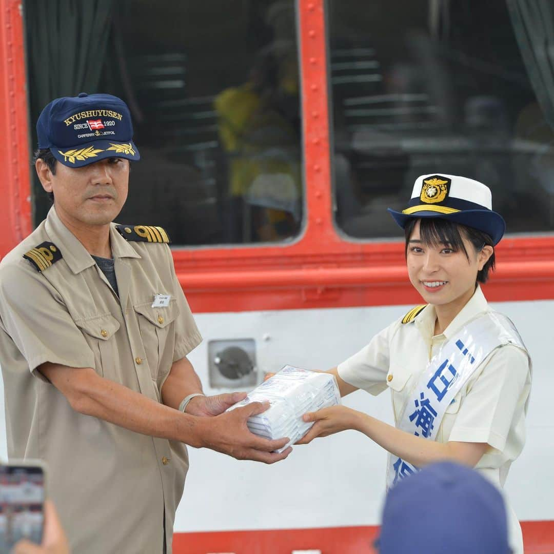 かほなんさんのインスタグラム写真 - (かほなんInstagram)「2023.7.16 対馬海上保安部 一日海上保安官  を務めさせていただきました！  7/16〜7/31は #海の事故ゼロキャンペーン  です！  🎣マリンレジャーを楽しむ人は🎣 ・ライフジャケットの着用を！ ・携帯電話等を防水パックに入れて、連絡手段の確保！ ・緊急通報用の電話番号は118番！  🛥️小型船船を操縦する方は🛥️ ・エンジントラブルが無いよう定期的な点検を！　  🛳️大きな船の方は🛳️ ・常時適切な見張りの徹底を！ ・船舶間でコミュニケーションを！  安全に気を配り、夏のマリンレジャーを楽しみましょう〜！！😆  ということで！ 先日の一日海上保安官の時の写真をいろいろ頂きました☺️  当日は ・委嘱式 ・ジェットフォイルの乗客の方や魚連さん、漁師さんへ海の事故ゼロへの啓発活動 ・ターミナル館内放送 ・メディアを通しての啓発活動  をしておりました〜！！ 海保の制服、ほんとにカッコよくて……！！ 着ることができて光栄です！  対馬には、至る所に海上保安部×かほなんのポスターが掲示されております〜！！  海での悲しい事故が無くなりますように！ 海に行く時は、上記のことを心がけていきましょう〜！！  #海上保安庁 #海上保安部 #対馬海上保安部 #海の事故ゼロキャンペーン #対馬 #一日海上保安官 #さばいどる  #かほなん」7月18日 21時50分 - survidol_kaho