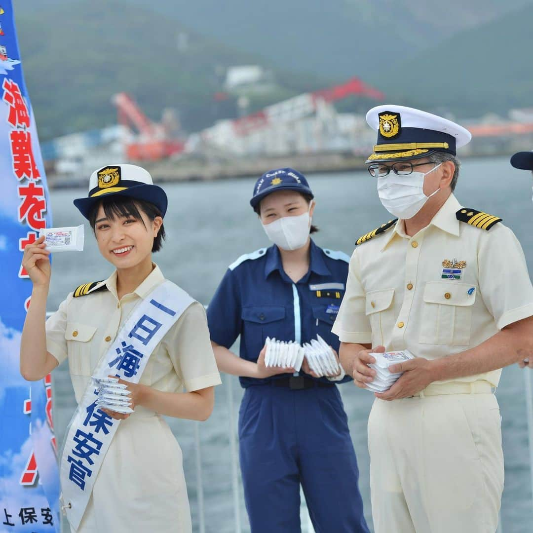 かほなんさんのインスタグラム写真 - (かほなんInstagram)「2023.7.16 対馬海上保安部 一日海上保安官  を務めさせていただきました！  7/16〜7/31は #海の事故ゼロキャンペーン  です！  🎣マリンレジャーを楽しむ人は🎣 ・ライフジャケットの着用を！ ・携帯電話等を防水パックに入れて、連絡手段の確保！ ・緊急通報用の電話番号は118番！  🛥️小型船船を操縦する方は🛥️ ・エンジントラブルが無いよう定期的な点検を！　  🛳️大きな船の方は🛳️ ・常時適切な見張りの徹底を！ ・船舶間でコミュニケーションを！  安全に気を配り、夏のマリンレジャーを楽しみましょう〜！！😆  ということで！ 先日の一日海上保安官の時の写真をいろいろ頂きました☺️  当日は ・委嘱式 ・ジェットフォイルの乗客の方や魚連さん、漁師さんへ海の事故ゼロへの啓発活動 ・ターミナル館内放送 ・メディアを通しての啓発活動  をしておりました〜！！ 海保の制服、ほんとにカッコよくて……！！ 着ることができて光栄です！  対馬には、至る所に海上保安部×かほなんのポスターが掲示されております〜！！  海での悲しい事故が無くなりますように！ 海に行く時は、上記のことを心がけていきましょう〜！！  #海上保安庁 #海上保安部 #対馬海上保安部 #海の事故ゼロキャンペーン #対馬 #一日海上保安官 #さばいどる  #かほなん」7月18日 21時50分 - survidol_kaho