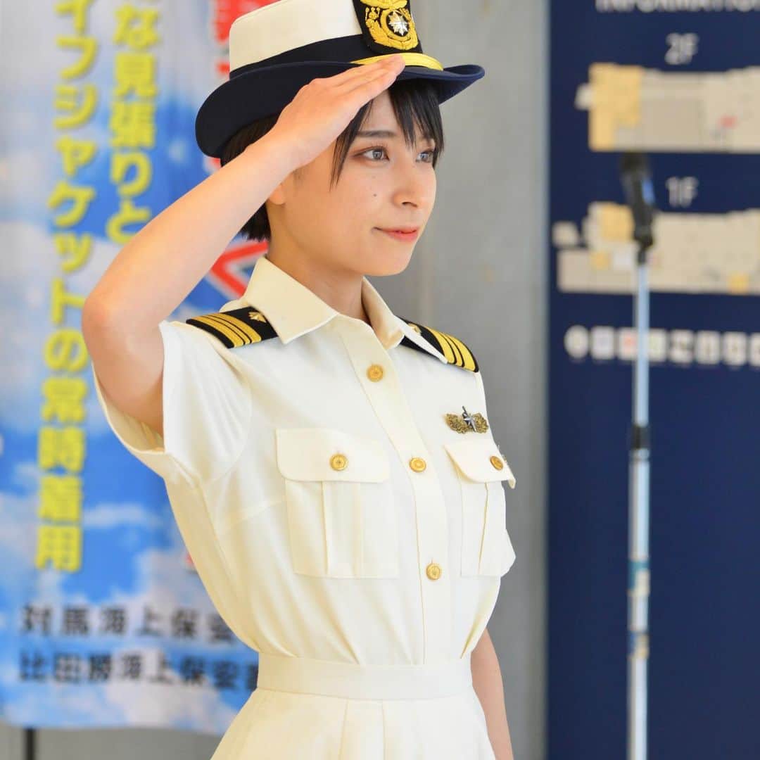 のインスタグラム：「2023.7.16 対馬海上保安部 一日海上保安官  を務めさせていただきました！  7/16〜7/31は #海の事故ゼロキャンペーン  です！  🎣マリンレジャーを楽しむ人は🎣 ・ライフジャケットの着用を！ ・携帯電話等を防水パックに入れて、連絡手段の確保！ ・緊急通報用の電話番号は118番！  🛥️小型船船を操縦する方は🛥️ ・エンジントラブルが無いよう定期的な点検を！　  🛳️大きな船の方は🛳️ ・常時適切な見張りの徹底を！ ・船舶間でコミュニケーションを！  安全に気を配り、夏のマリンレジャーを楽しみましょう〜！！😆  ということで！ 先日の一日海上保安官の時の写真をいろいろ頂きました☺️  当日は ・委嘱式 ・ジェットフォイルの乗客の方や魚連さん、漁師さんへ海の事故ゼロへの啓発活動 ・ターミナル館内放送 ・メディアを通しての啓発活動  をしておりました〜！！ 海保の制服、ほんとにカッコよくて……！！ 着ることができて光栄です！  対馬には、至る所に海上保安部×かほなんのポスターが掲示されております〜！！  海での悲しい事故が無くなりますように！ 海に行く時は、上記のことを心がけていきましょう〜！！  #海上保安庁 #海上保安部 #対馬海上保安部 #海の事故ゼロキャンペーン #対馬 #一日海上保安官 #さばいどる  #かほなん」