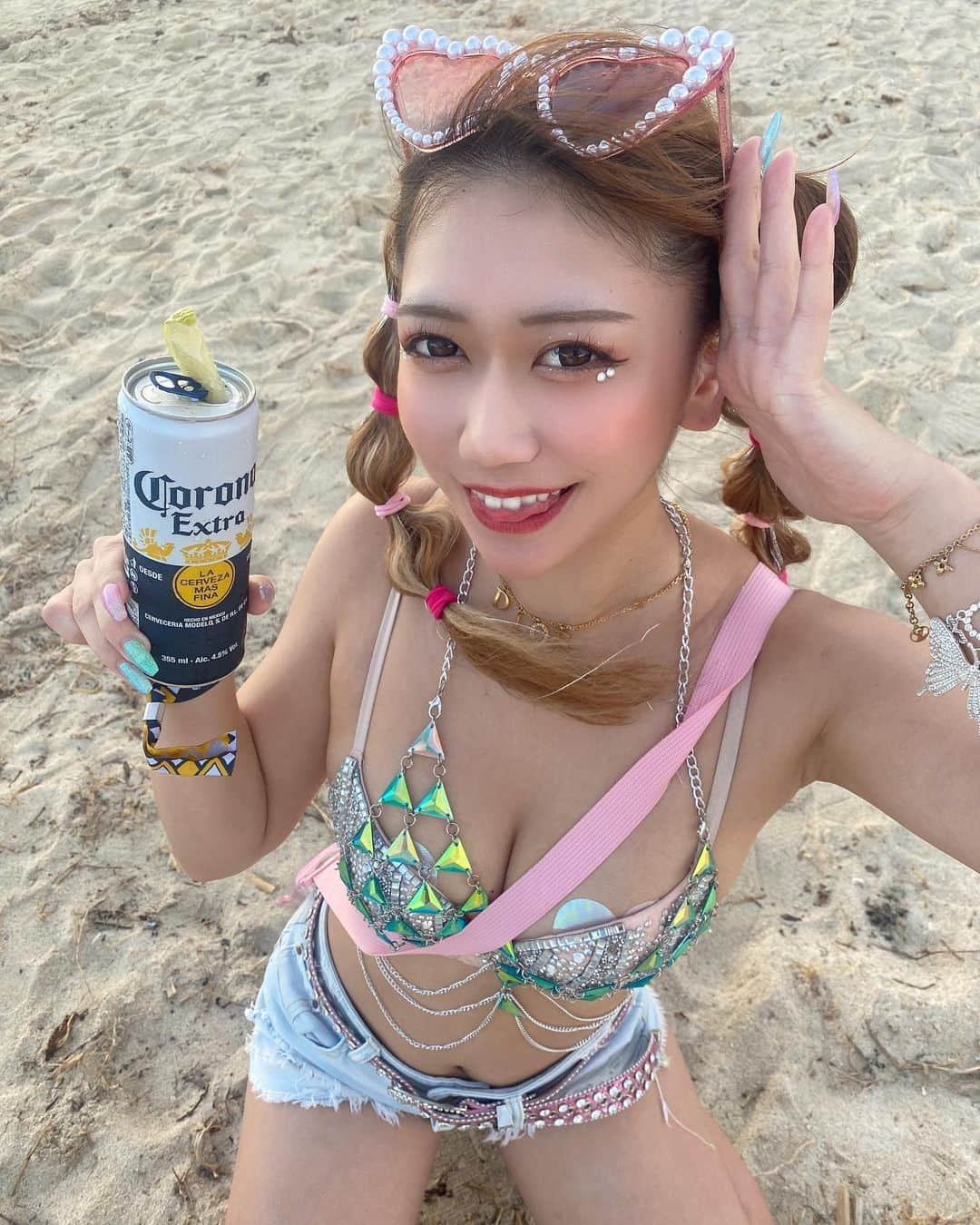 エマさんのインスタグラム写真 - (エマInstagram)「・ 平井大も観れて、海辺でお酒飲んで、夜は砂浜で寝っ転がりながら星見て最高だった🎐🩵🫧  #コロナフェス  #沖縄」7月18日 21時50分 - ema_burlesque