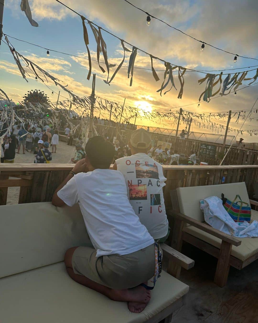 鈴木まりなさんのインスタグラム写真 - (鈴木まりなInstagram)「CORONA SUNSETS FETIVAL🌞 事務所の社長さん達に連れてって頂きました🪽  楽しすぎたなぁぁ🩷🩷🩷 ありがとうございました🦁✨️  #coronasunsetsfestival  #coronafestival #okinawa  #コロナフェス」7月18日 21時43分 - marina_suzuki_official