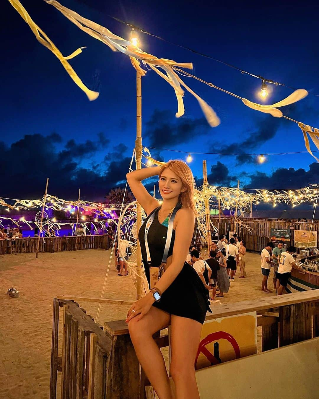 鈴木まりなのインスタグラム：「CORONA SUNSETS FETIVAL🌞 事務所の社長さん達に連れてって頂きました🪽  楽しすぎたなぁぁ🩷🩷🩷 ありがとうございました🦁✨️  #coronasunsetsfestival  #coronafestival #okinawa  #コロナフェス」