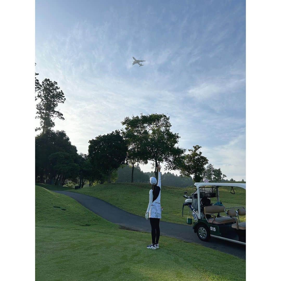 遠藤瞳のインスタグラム：「アーリーバードで周ると空気が澄んでる感じがして 気持ちいいし空がすっごく綺麗💙  成田の方に行ったので飛行機が近かった🙋‍♀️✈️  #golf #ゴルフ」