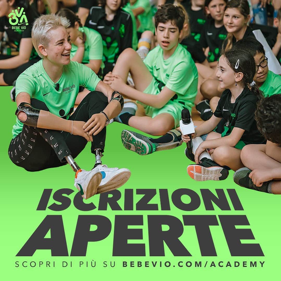 ベアトリーチェ・ヴィオのインスタグラム：「💚 Dopo il successo delle prime due stagioni, riaprono le iscrizioni per la terza stagione della Bebe Vio Academy. Le iscrizioni sono gratuite e aperte a tutti i bambini e ragazzi di età compresa tra i 6 e i 18 anni, con disabilità fisica e normodotati che, insieme, sperimenteranno i vari sport: sitting volley, basket in carrozzina, scherma in carrozzina, calcio, atletica. 🕒 L’appuntamento sarà bisettimanale: il martedì pomeriggio dalle ore 15.00 alle 17.00 e il giovedì pomeriggio dalle ore 17.00 alle 19.00 in due impianti sportivi messi a disposizione dal Comune di Milano e dal Cus Milano: il Centro Sportivo Iseo e il Bicocca Stadium.   ✍️ È possibile iscriversi fino al 10 settembre 2023 per l’intero anno di academy che avrà inizio il 21 settembre e terminerà il 30 maggio 2024.   Per maggiori informazioni scrivere a bebevioacademy@art4sport.org」