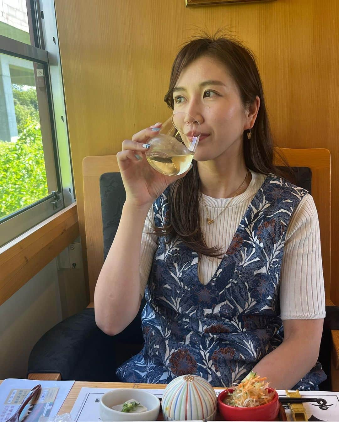 石川奈津紀のインスタグラム：「【しなの鉄道ろくもん🚃】 母に誘われて、乗ってきました！ 長野から軽井沢までの和食付きコース🍴 はじめてお食事付き観光列車に乗ったけれど、途中の駅で停まって写真を撮ったり、無人野菜売り場で買い物をしたりと、とても楽しかった！ 日本酒も飲めたよ〜🍶 ほかのにも乗ってみたくなった。 * #ろくもん #しなの鉄道ろくもん  #鉄旅  #酒旅  #唎酒師アナウンサー #日本酒ライフスペシャリスト  #軽井沢観光  #長野観光」