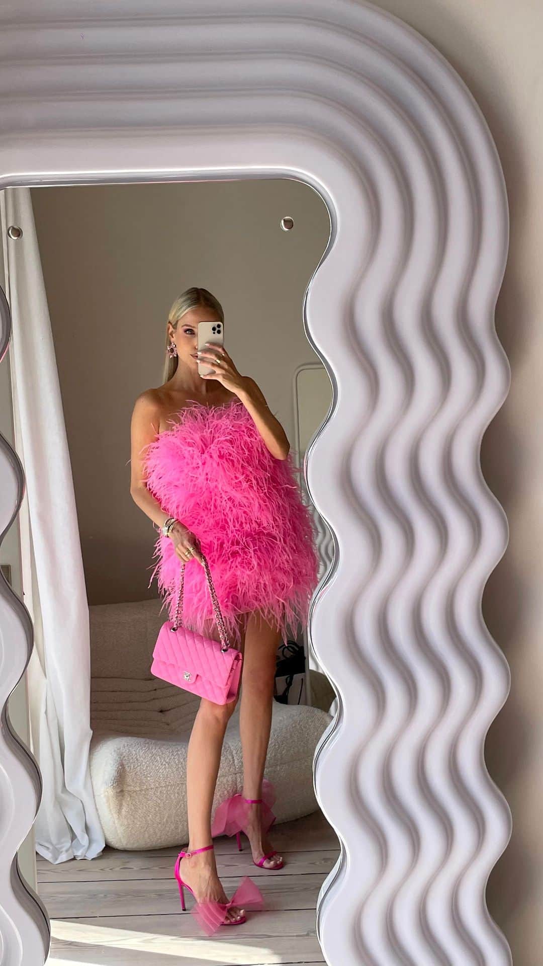 レオニー・ハンネのインスタグラム：「Fashion Barbie 🎀🌸👛👚💕 Limited edition comes with a sparkling dress, mini Kelly, pink classic Chanel flap and lots of Amina sandals. #barbie #barbiethemovie #barbiestyle」