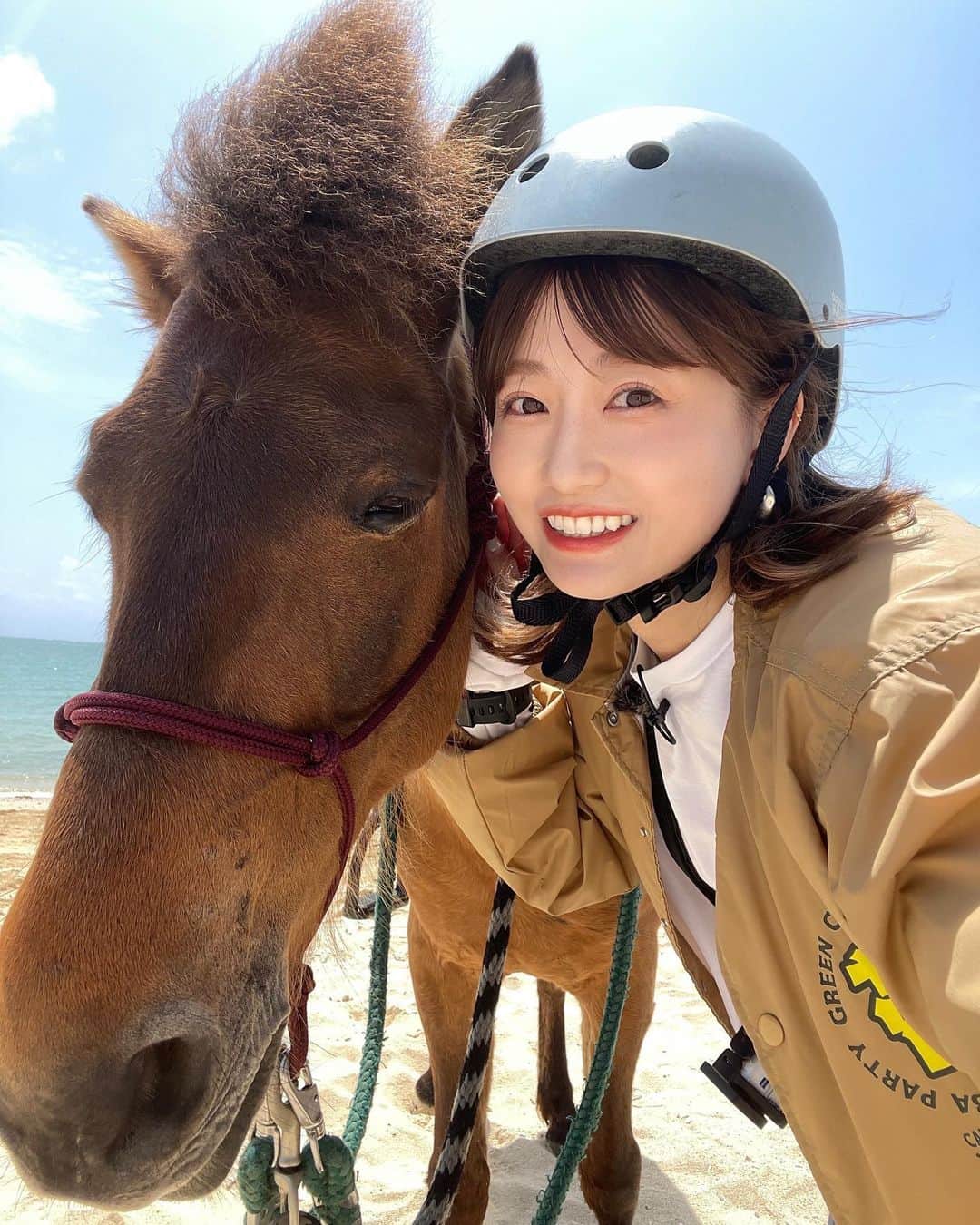 津田麻莉奈さんのインスタグラム写真 - (津田麻莉奈Instagram)「岡部幸雄さんと 海辺でヨナグニウマ乗馬体験…！🐎 めっちゃ楽しかったーーー！！！！  ヨナグニウマちゃん、みんないい子で本当に可愛かった！ ありがとうございました🙇‍♀️  #沖縄 #ロケ #4月に行きました #うみかぜホースファーム  #ヨナグニウマ  #グリーンチャンネル #キャプテン渡辺のオンライン競馬パーティー #まりなる #津田麻莉奈」7月18日 21時48分 - tsudamarinal