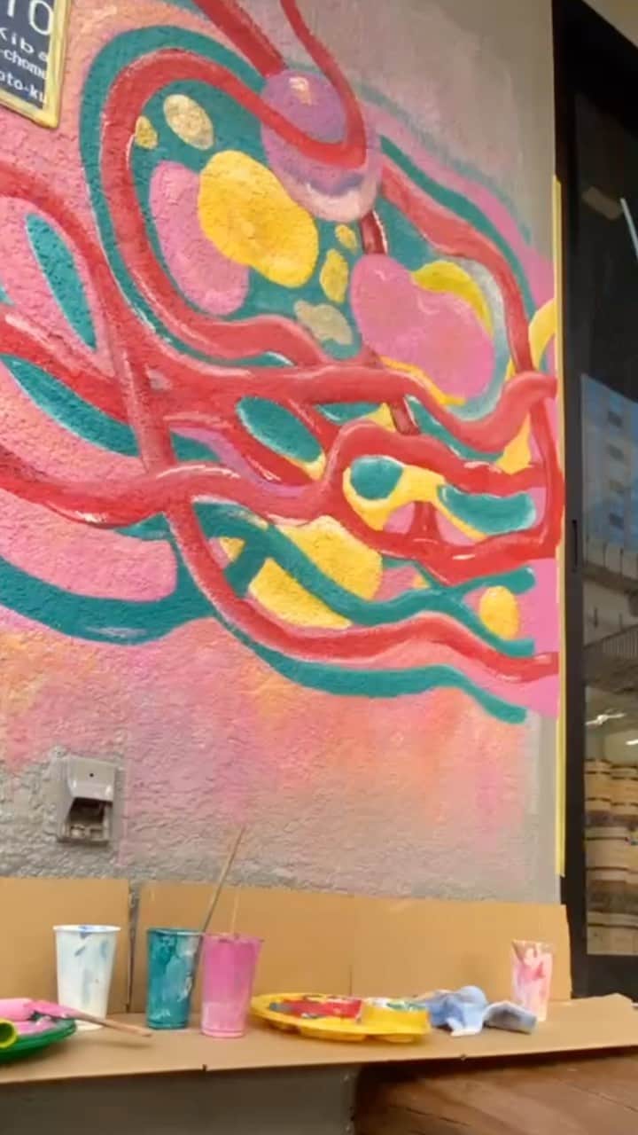 水森依音のインスタグラム：「Painting ⑴ ペインターとしての大仕事をさせて頂きました🦩🫧 7月の太陽の下でのペインティングは最高でした🌞❤️‍🔥 続きます   #drawing  #painting  #art  #wallart  #ウォールアート  #外装デザイン  #外壁デザイン」