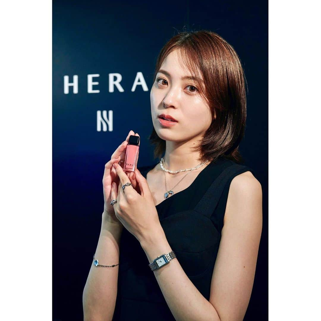 猪瀬百合のインスタグラム：「HERAがついに！日本初上陸✨ 先日、イベントにご招待して頂きました🥺🤍  実際にタッチアップしてくださり ほしいものばっかりだった🤤✨ 私の推しは、グロウクッションファンデ（白いパッケージ）とアンプルです！  明日から発売スタート🤝❤️  @herabeauty_jp @herabeauty_official   #HERA #ヘラ #コスメ #メイク #クッションファンデ #ファンデーション #アンプル #美容液 #リップ #艶肌 #韓国 #韓国コスメ  #makeup #korea #cosmetics #한국화장품 #화장품 #헤라」