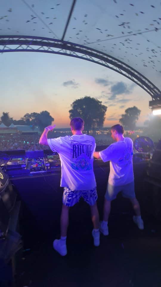 Spinnin' Recordsのインスタグラム：「We can’t wait for this one to come out 👀 @lucasandsteve’s insane collab with @philipstrand - Best Of Me, is out this Friday on Spinnin’ Records 🔥  🔗 Pre-save link in bio.」