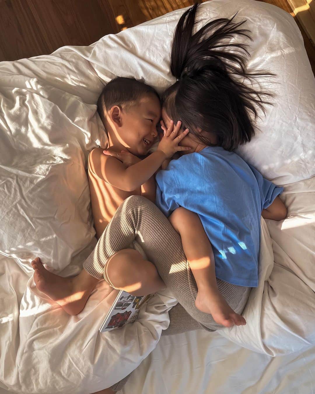 MOYAのインスタグラム：「三連休ハイライト🦖  1)私得すぎる写真📷byちかこ 2)絶妙な丈感で困っていたスパッツ使ってスタイリングしてもらった✌️ 3)久しぶりに割とまともなもやずきっちん 4)野毛でホッピング 5･6)みんなで買い出し  楽しかったー🦖❤️🖤  #三連休 #夏っぽい」