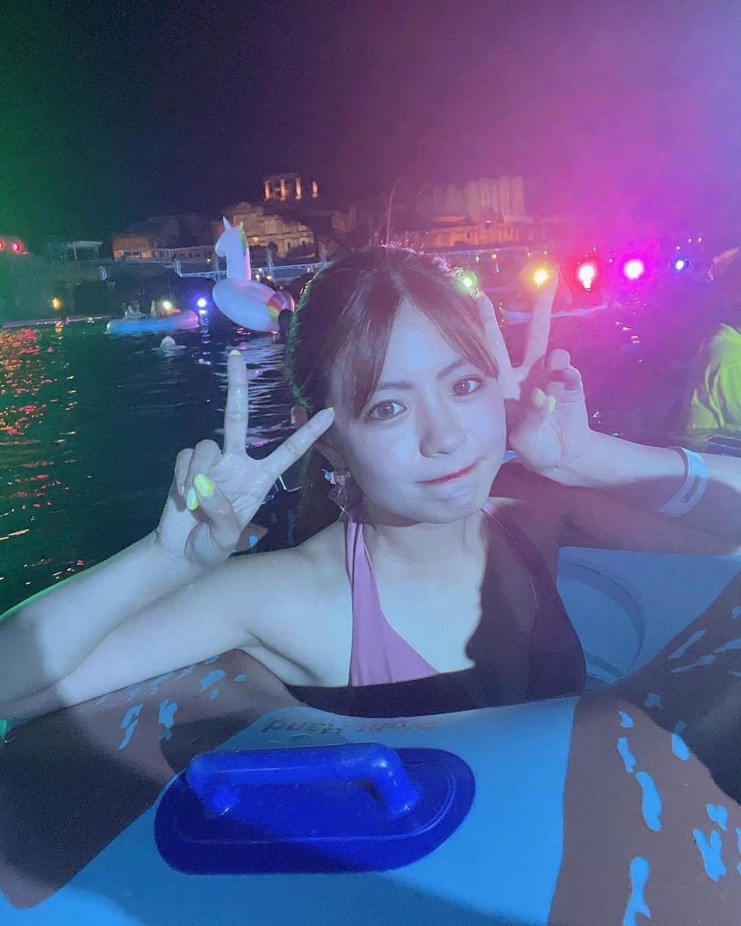 ぺんぺんのインスタグラム：「⁡ ⁡ ⁡ 📍ラグナシア(蒲郡) ⁡ ⁡ カラアゲとハイボール飲んでから ⁡浮き輪借り放題に課金して プール楽しみました🛟 関西以上にパリピ感が凄かった⭐️ ⁡ ⁡ #プール #pool #三愛水着楽園 #ラグーナ #ラグーナ蒲郡 #ラグーナテンボス #ラグナシア #ラグナシアプール #ナイトプール #nightpool #👙 #👙☀️ #ビキニ #ビジョビ #ビジョビジョ #いいね #いいね返し #蒲郡ナイトプール #蒲郡 #名古屋」