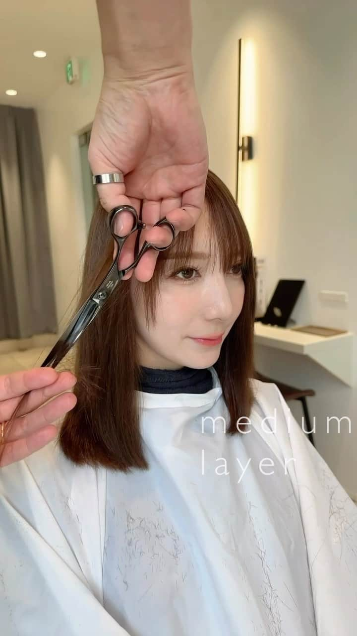 齋藤純也のインスタグラム：「ミディアムレイヤースタイル✂︎  顔まわりの髪の毛のデザイン次第で印象が大きく変わります♩ 柔らかく丸みがあってその人のお顔立ちにハマるようにカットさせていただきます💇‍♀️  ✴︎PRICE✴︎ カット✂︎7700円 カラー✂︎7700円  カットなしの場合シャンプーブロー料金+2200円 カラーはトリートメントin処方で圧倒的な艶感と手触りをプラスします。 ブリーチor3Dハイライト施術はプラス7700円です。 パーマ✂︎7700円 トリートメント✂︎種類多数によりカウンセリングで決めさせていただきます。5500円〜11000円 縮毛矯正✂︎17600円、前髪のみは6600円 ・ ネット予約が×の所もお電話かDMで時間調整できますので気軽にご連絡ください！ kelly.表参道本店　A1出口より徒歩45秒 東京都渋谷区神宮前5-2-5 JY表参道ビル２Ｆ kelly. ・ ・ ✔️群馬県伊勢崎市で出勤するスケジュールは隔週水曜日です。 群馬店は料金が異なります、お問い合わせください 群馬のご予約はＤＭまたは ホットペッパービューティーで  kelly. by L.O.G 検索✂︎ 在籍日程が少なくて申し訳ありません。 薬剤は最新のものを揃えました 群馬県伊勢崎市宮前町146-1」