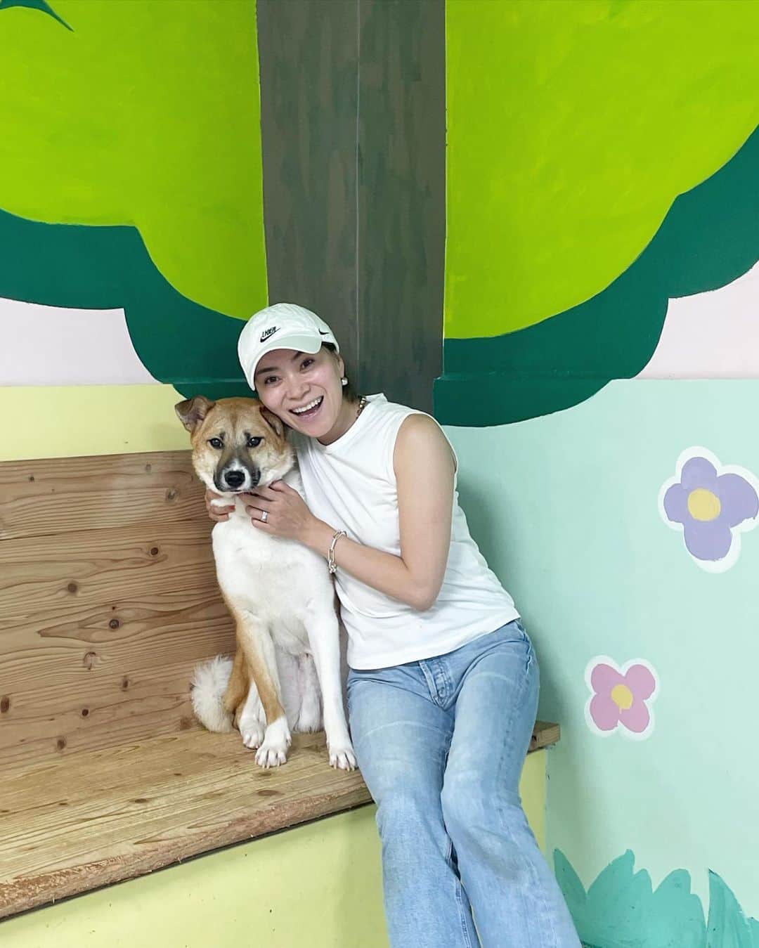 のインスタグラム：「・ 今日は @buddies.temp.agency の2人と美帆さんのシェルターボランティアへ。  フォロワーさんにも会えて嬉しかったな😊✨  写真1枚目はボランティア仲間の中で断トツ人気No.1のカボチャ🎃❤️  譲渡会では慣れない環境だからカボチャの可愛さが伝わらないのか、まだ家族が見つかっていません。  カボチャの可愛さはシェルターボランティアに来たら絶対わかると思うよ✨❤️  写真2枚目はガウガウが酷かったジュリ。  @natural_dog_laws リコ先生から美帆さんがトレーニングを受けて、ジュリを興奮させないこと。穏やかな気持ちで向き合うことでガウガウチェリーが優しくいられるようになっています。  リコ先生はやっぱり凄い。凄すぎる‼︎  そんなリコ先生も参加される犬たちの勉強会トークイベントが開催されます！(写真3枚目)  主催は湘南のシェルター @shonan1leben   Luckyの保護をしてくれたまた @tsuki_hoshi.akitainu さんも来てくれますし岩元さんの師匠 @kdp_kanagawadogprotection の菊池さんも登壇されます。  私の師匠の美帆さん @rescue_dog_cat も来ます！  犬のプロフェッショナルに学べるチャンスです。  入場料は全額シェルターへの寄付になります。  懇親会もありますので、トークイベント後に色々とお話しできたら嬉しいです。  犬たち同伴、ホテルに宿泊もできます。  ぜひこの機会に犬たちのことを一緒に学びましょう！  お申込みは私のストーリーのハイライト「湘南トークイベント」から！  ・ ・ #保護活動 #保護犬」