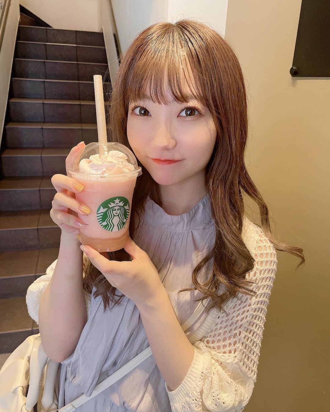 夏川愛実のインスタグラム：「⁡ ⁡ ⁡ 新作出た日にちょうど飲んだ✌️🍑 ⁡ ⁡ #スタバ#スターバックス#桃フラペチーノ#スタバ新作 #ダークブラウン#ヘアカラー #ロングヘア#エクステ#ヘアカラー#暗髪カラー #ヘアアレンジ#夏コーデ#淡色女子#淡色コーデ #148cm#f4f#いいね返し#l4l#フォロバ ⁡ ⁡ ⁡ ⁡」