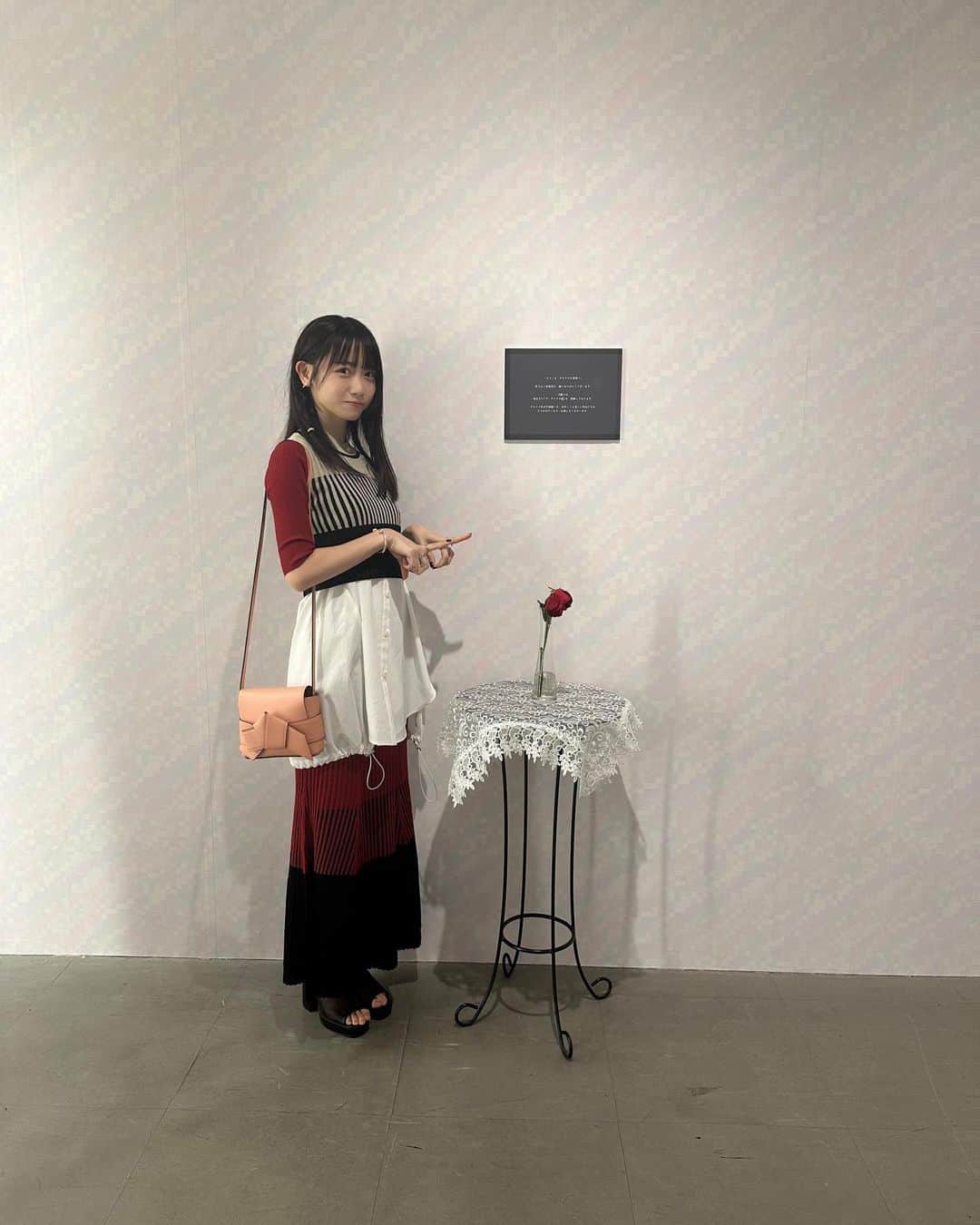 来栖りんのインスタグラム：「お友達とゲルテナ展行ってきたよ🖼 小学生の頃から好きな作品で、めちゃくちゃ興奮してしまった……  昔から、ゲームやアニメに登場するものが現実にある！みたいな類のものにすごく引かれるタイプだから 好きな作品のこういうイベントみたいなのは割とよく足を運びます。 本当にIbの世界がここにあったなあ〜〜〜すごい」