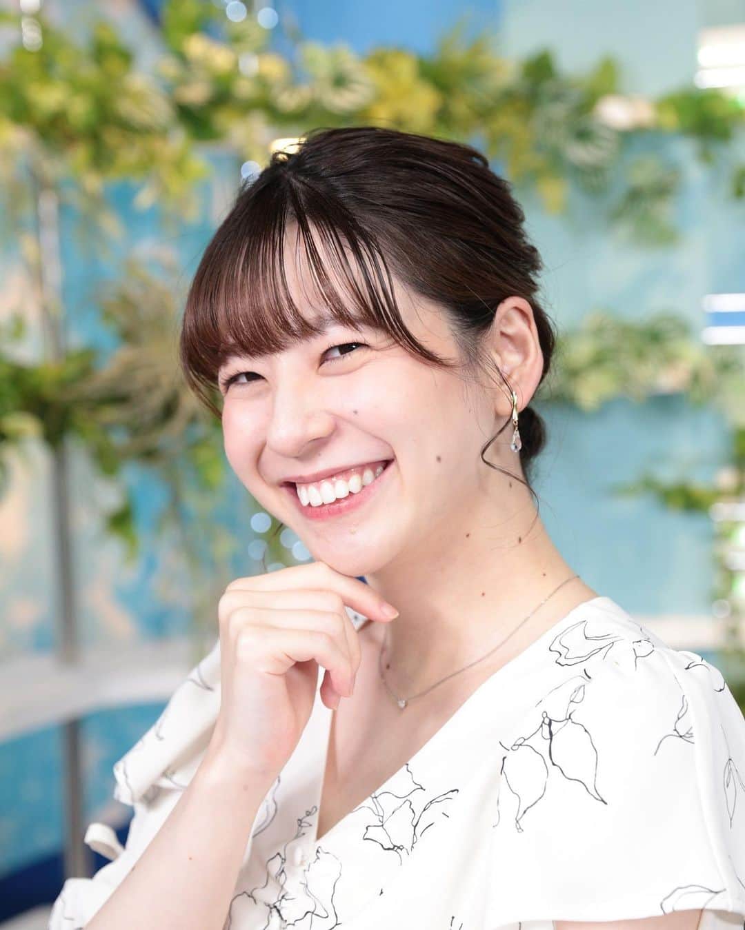 高山奈々さんのインスタグラム写真 - (高山奈々Instagram)「. 7月17日（月）アフタヌーン🐕 衣装協力👗  ●dress : MAJESTIC LEGONさん @majesticlegon_official  ●earring：NOIR DE POUPEEさん @noirdepoupee_official  繊細なお花柄が素敵なワンピース👗 腕のところのリボンもアクセントになっていて可愛い🎀 イヤリングも揺れるたびにキラキラしていて素敵でした！  素敵な衣装、スタイリングをありがとうございました🪄  #ウェザーニュースキャスター #ウェザーニュースlive  #衣装協力 #キャスター衣装」7月18日 22時07分 - chan_nana617