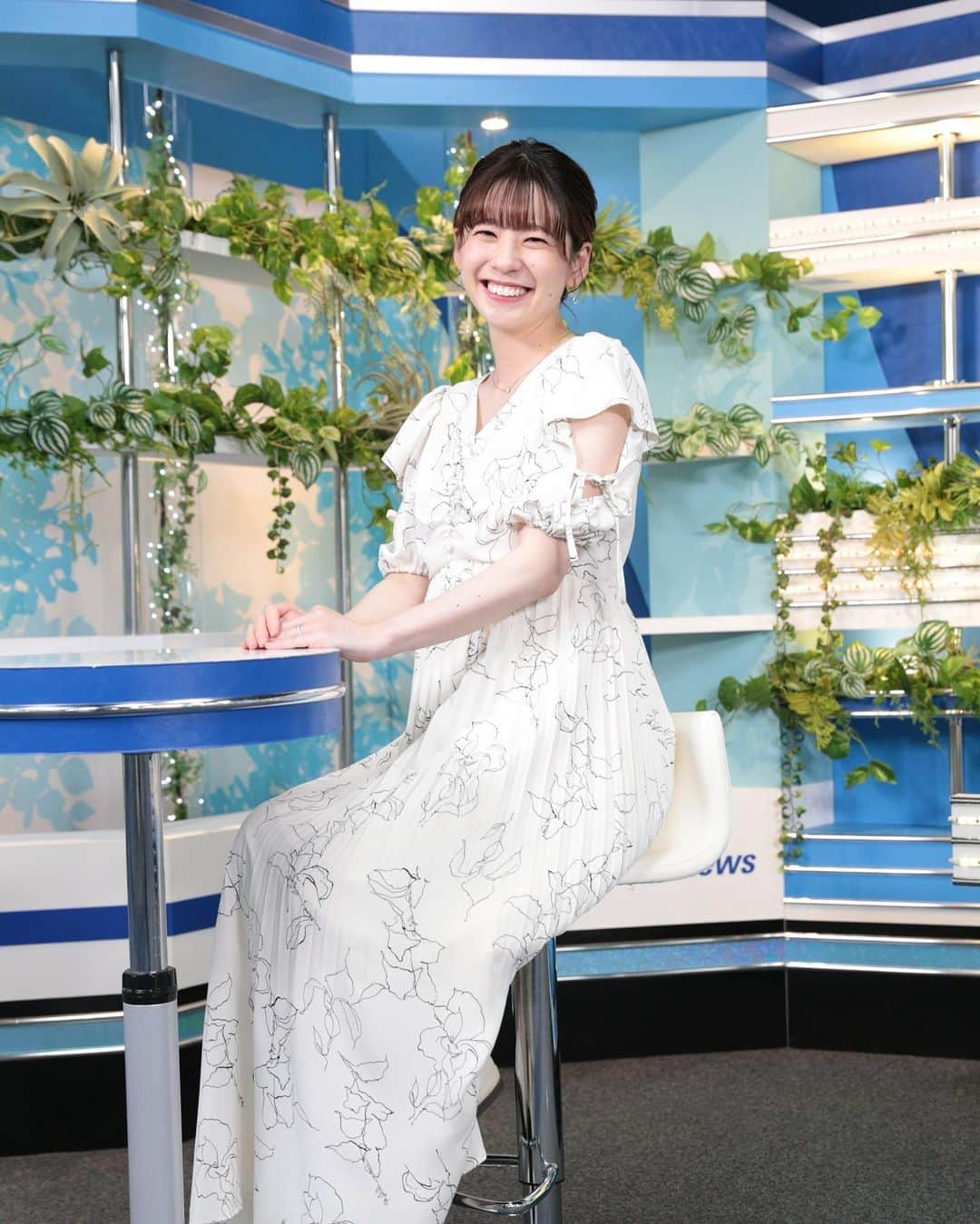 高山奈々さんのインスタグラム写真 - (高山奈々Instagram)「. 7月17日（月）アフタヌーン🐕 衣装協力👗  ●dress : MAJESTIC LEGONさん @majesticlegon_official  ●earring：NOIR DE POUPEEさん @noirdepoupee_official  繊細なお花柄が素敵なワンピース👗 腕のところのリボンもアクセントになっていて可愛い🎀 イヤリングも揺れるたびにキラキラしていて素敵でした！  素敵な衣装、スタイリングをありがとうございました🪄  #ウェザーニュースキャスター #ウェザーニュースlive  #衣装協力 #キャスター衣装」7月18日 22時07分 - chan_nana617