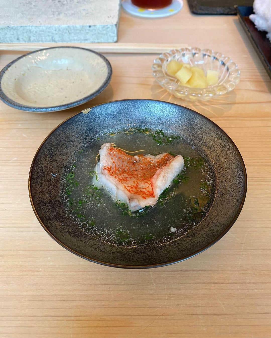 石川晶子（あきぽよ）さんのインスタグラム写真 - (石川晶子（あきぽよ）Instagram)「素敵ご飯たち🍚🤍🤍 美味しいものは幸福のひとつなので そういう楽しみをつくるという事🌼  こんなに食べてるけど、 普段は控えてサラダご飯がメイン🥗 これが私の健康法🙆 メリハリつける。 無駄なカロリーは摂らないけど 食べたいものは我慢しない！  #ごはん記録 #焼肉#寿司#鉄板焼き#中華#全部すき#お腹空くシリーズ」7月18日 22時00分 - i_am____aki