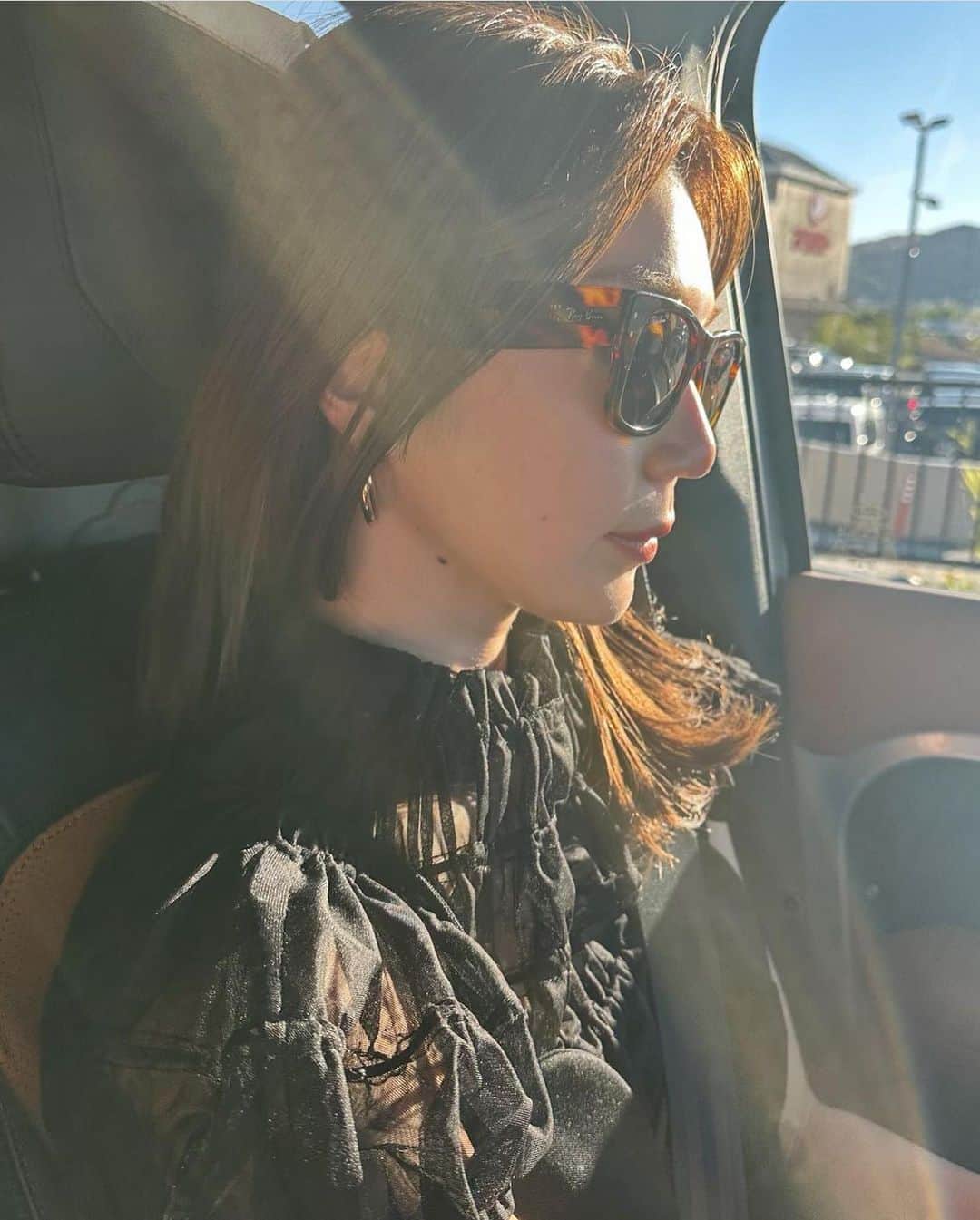 美舞のインスタグラム：「. . 天神西通りに　@rayban 直営店ができたよ😉❤️ 直営店だけあって沢山種類あって😢😢 選ぶのがすっごく楽しかった！！！！ kidsのサングラスなんかもあって可愛かったよ✌️ 外観も可愛いペイントあるから何処にあるかすぐ分かる✌️ .  #rayban  #raybanfukuoka」