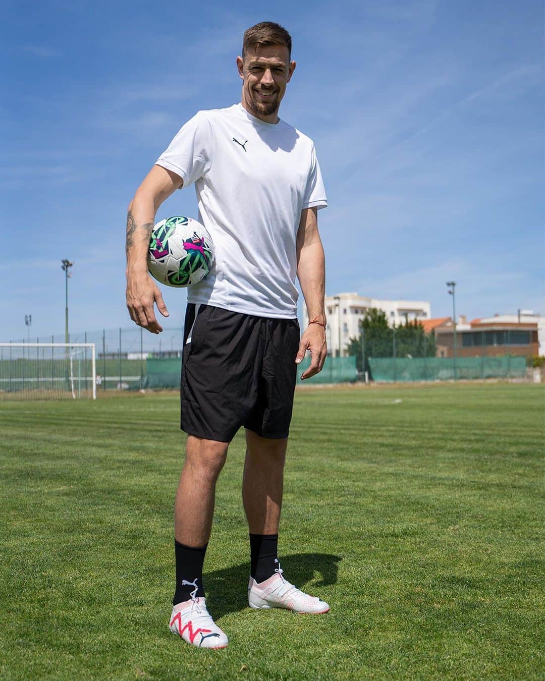 セバスティアン・コアテスのインスタグラム：「Nova época, nova ⚽!  #PumaOrbita  @puma @pumafootball @ligaportugal」