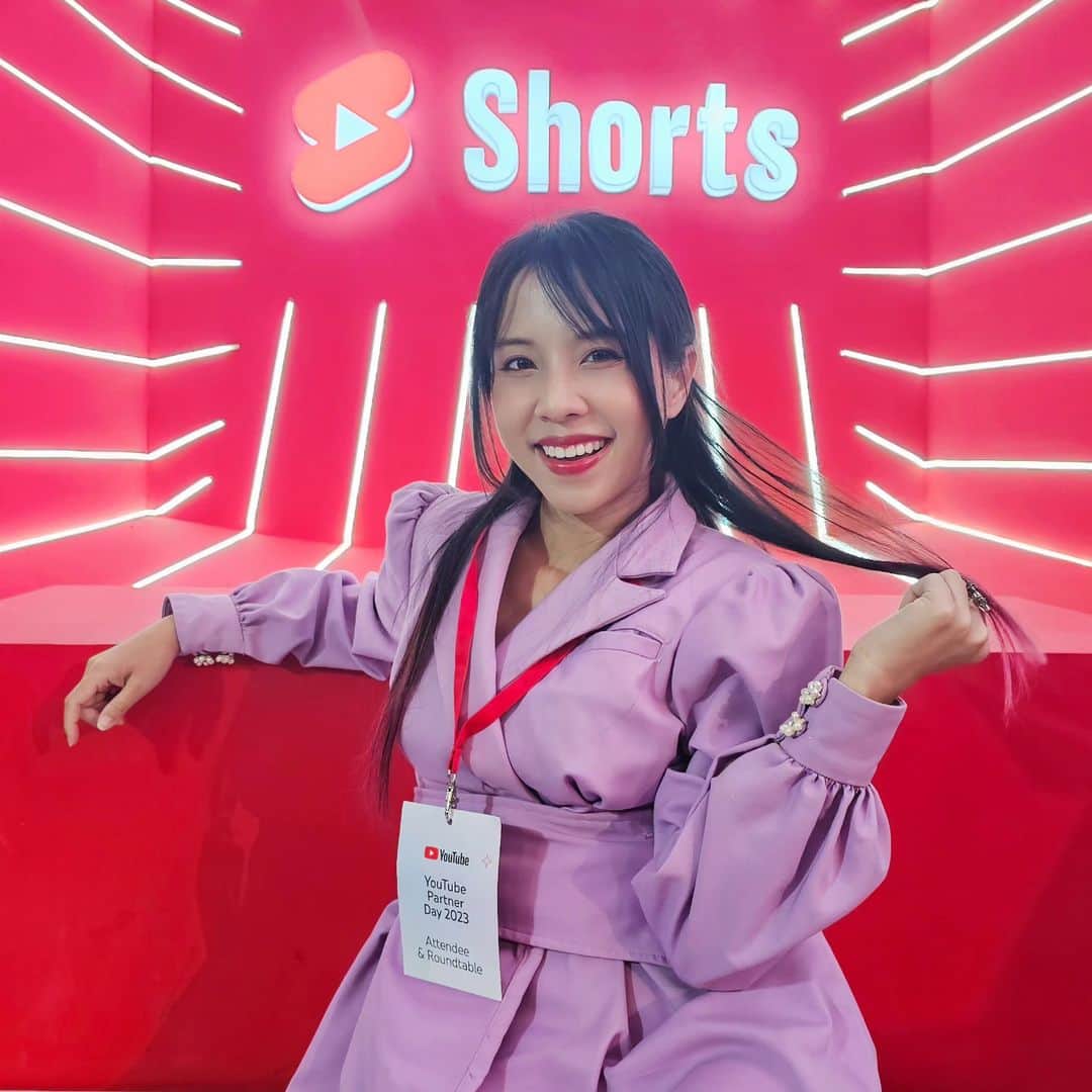 ビーム先生のインスタグラム：「วันนี้มางาน YouTube ล่ะ !  ขอบคุณที่เชิญค่ะ จะตั้งใจทำคลิปให้ทุกคนดูต่อไปนะ ไปให้ถึงล้านซับ !!!  今日ユーチューブパートナーのスペシャルイベントに招待されました！  私のチャンネルのショート動画はタイの大ヒット動画に入ってるらしいです💖 みんなありがとう ロング動画も頑張ってますから🔥100万人までファイト  #YPD2023」
