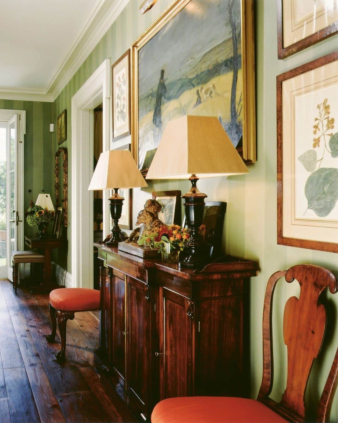 のインスタグラム：「"You can go into American communities that have English Tudor and French Provençal [houses]. But there’s a simplification that occurs, which is part of what makes it American and part of what makes it appealing in a more democratic way. It’s been reinterpreted, made less grandiose.” Architect Gil Schafer (@gpschafer) on the American home.  (Photo: Fritz von der Schulenburg)」