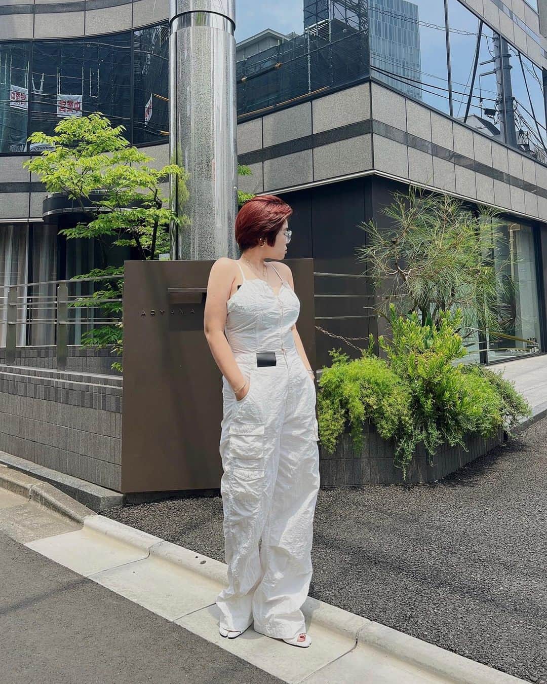 のインスタグラム：「⠀ 仕事終わりにプール行ったら めちゃくちゃ疲れてやばい笑笑  気抜いたらまた身体が重力に負けて来たので ちょっと気合い月間スタート中です😂  さ！皆様！ 明日は最強に可愛いジャンプスーツの入荷です！ 私もこれを待っていた…❤️‍🔥  白の時に履いてるサンダルも明日でっす👌  ⠀ そして明日はそんな新作の前に 優樹菜とインスタライブお届けするので お楽しみにですぅぅぅ🤝🏻  明日は朝から撮影からのインスタライブと、 相も変わらずハードですが 楽しいお仕事沢山なのは本当に感謝です🫂  今週も頑張ろうぜ、俺ら🤝🏻  #白の時ブラジャー隠したつもりが普通に出てて草」