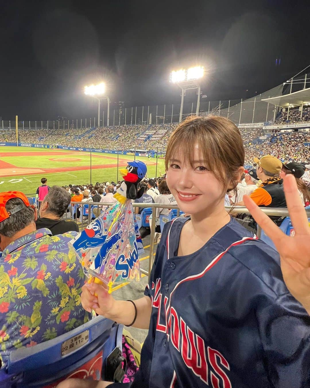 内藤理沙のインスタグラム：「初めて野球観に行った⚾️ スポーツ観戦楽しい📣😻 いい試合でした❤️‍🔥  気まぐれロマンティック聴けなかったのだけ心残り🥹💚  #swallows #ヤクルトスワローズ」