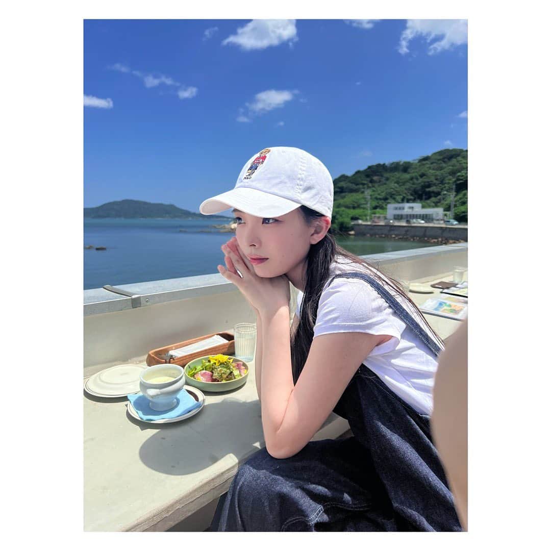川口ゆりなさんのインスタグラム写真 - (川口ゆりなInstagram)「． ． とっても素敵なところでランチしましたの🐚 もうすぐそこに砂浜が広がっていて、幸せ時間でした… 📷: @nagai_manami_0921 💗 ．」7月19日 15時30分 - kawaguchi_yurina_official