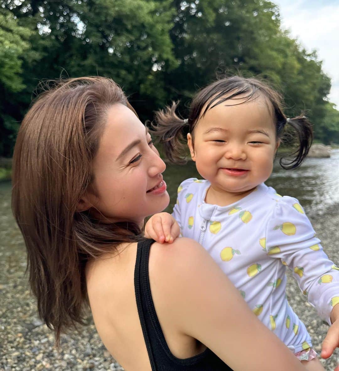 志田友美（ゆうみん）さんのインスタグラム写真 - (志田友美（ゆうみん）Instagram)「👶🏼初めての川へ♡  もーやんちゃが伝わるでしょ😭🤣 めちゃ笑ってくれていい写真すぎてたくさん載せちゃう🤍　　  これからも色んなとこ連れてって色んなこと感じてほしい🍉🌻  毎日大変だけどこの笑顔見たら頑張れるんだよなぁ👶🏼🧡だいすっき！！！！  #もうすぐ一歳 #すくすくと成長中 #大きめちゃん #爆食いベイビー #まだ歩けません #いいよいいよゆっくりで #既に生意気」7月18日 22時10分 - yuumi_shida