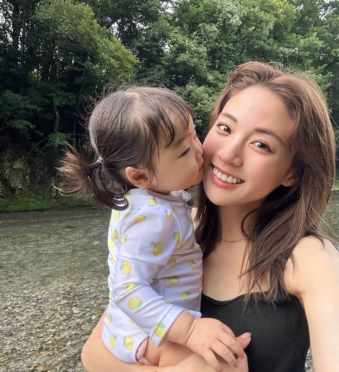 志田友美（ゆうみん）さんのインスタグラム写真 - (志田友美（ゆうみん）Instagram)「👶🏼初めての川へ♡  もーやんちゃが伝わるでしょ😭🤣 めちゃ笑ってくれていい写真すぎてたくさん載せちゃう🤍　　  これからも色んなとこ連れてって色んなこと感じてほしい🍉🌻  毎日大変だけどこの笑顔見たら頑張れるんだよなぁ👶🏼🧡だいすっき！！！！  #もうすぐ一歳 #すくすくと成長中 #大きめちゃん #爆食いベイビー #まだ歩けません #いいよいいよゆっくりで #既に生意気」7月18日 22時10分 - yuumi_shida