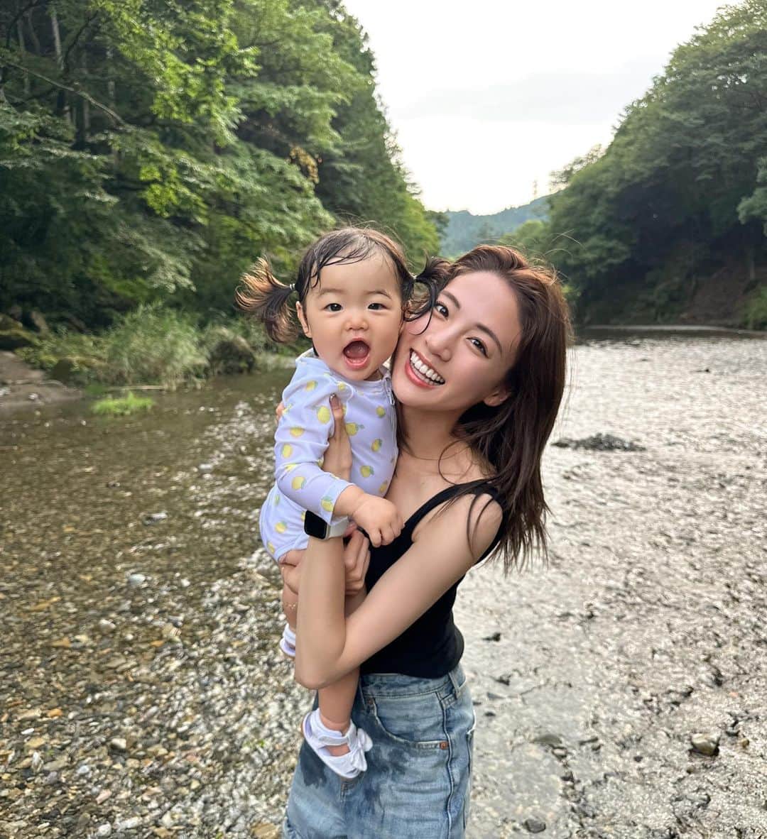志田友美（ゆうみん）さんのインスタグラム写真 - (志田友美（ゆうみん）Instagram)「👶🏼初めての川へ♡  もーやんちゃが伝わるでしょ😭🤣 めちゃ笑ってくれていい写真すぎてたくさん載せちゃう🤍　　  これからも色んなとこ連れてって色んなこと感じてほしい🍉🌻  毎日大変だけどこの笑顔見たら頑張れるんだよなぁ👶🏼🧡だいすっき！！！！  #もうすぐ一歳 #すくすくと成長中 #大きめちゃん #爆食いベイビー #まだ歩けません #いいよいいよゆっくりで #既に生意気」7月18日 22時10分 - yuumi_shida