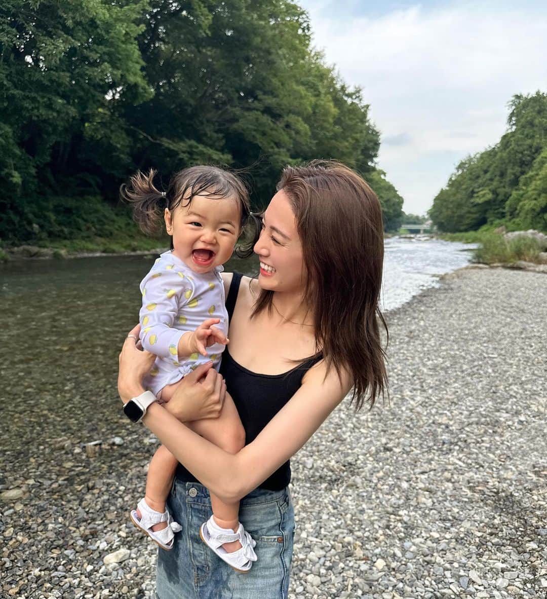 志田友美（ゆうみん）さんのインスタグラム写真 - (志田友美（ゆうみん）Instagram)「👶🏼初めての川へ♡  もーやんちゃが伝わるでしょ😭🤣 めちゃ笑ってくれていい写真すぎてたくさん載せちゃう🤍　　  これからも色んなとこ連れてって色んなこと感じてほしい🍉🌻  毎日大変だけどこの笑顔見たら頑張れるんだよなぁ👶🏼🧡だいすっき！！！！  #もうすぐ一歳 #すくすくと成長中 #大きめちゃん #爆食いベイビー #まだ歩けません #いいよいいよゆっくりで #既に生意気」7月18日 22時10分 - yuumi_shida
