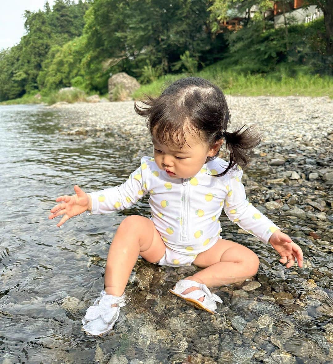 志田友美（ゆうみん）さんのインスタグラム写真 - (志田友美（ゆうみん）Instagram)「👶🏼初めての川へ♡  もーやんちゃが伝わるでしょ😭🤣 めちゃ笑ってくれていい写真すぎてたくさん載せちゃう🤍　　  これからも色んなとこ連れてって色んなこと感じてほしい🍉🌻  毎日大変だけどこの笑顔見たら頑張れるんだよなぁ👶🏼🧡だいすっき！！！！  #もうすぐ一歳 #すくすくと成長中 #大きめちゃん #爆食いベイビー #まだ歩けません #いいよいいよゆっくりで #既に生意気」7月18日 22時10分 - yuumi_shida