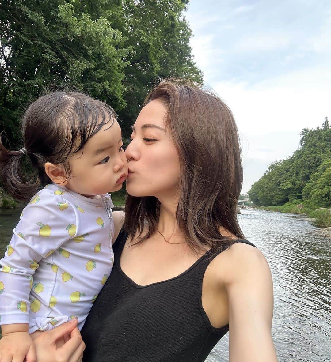 志田友美（ゆうみん）さんのインスタグラム写真 - (志田友美（ゆうみん）Instagram)「👶🏼初めての川へ♡  もーやんちゃが伝わるでしょ😭🤣 めちゃ笑ってくれていい写真すぎてたくさん載せちゃう🤍　　  これからも色んなとこ連れてって色んなこと感じてほしい🍉🌻  毎日大変だけどこの笑顔見たら頑張れるんだよなぁ👶🏼🧡だいすっき！！！！  #もうすぐ一歳 #すくすくと成長中 #大きめちゃん #爆食いベイビー #まだ歩けません #いいよいいよゆっくりで #既に生意気」7月18日 22時10分 - yuumi_shida