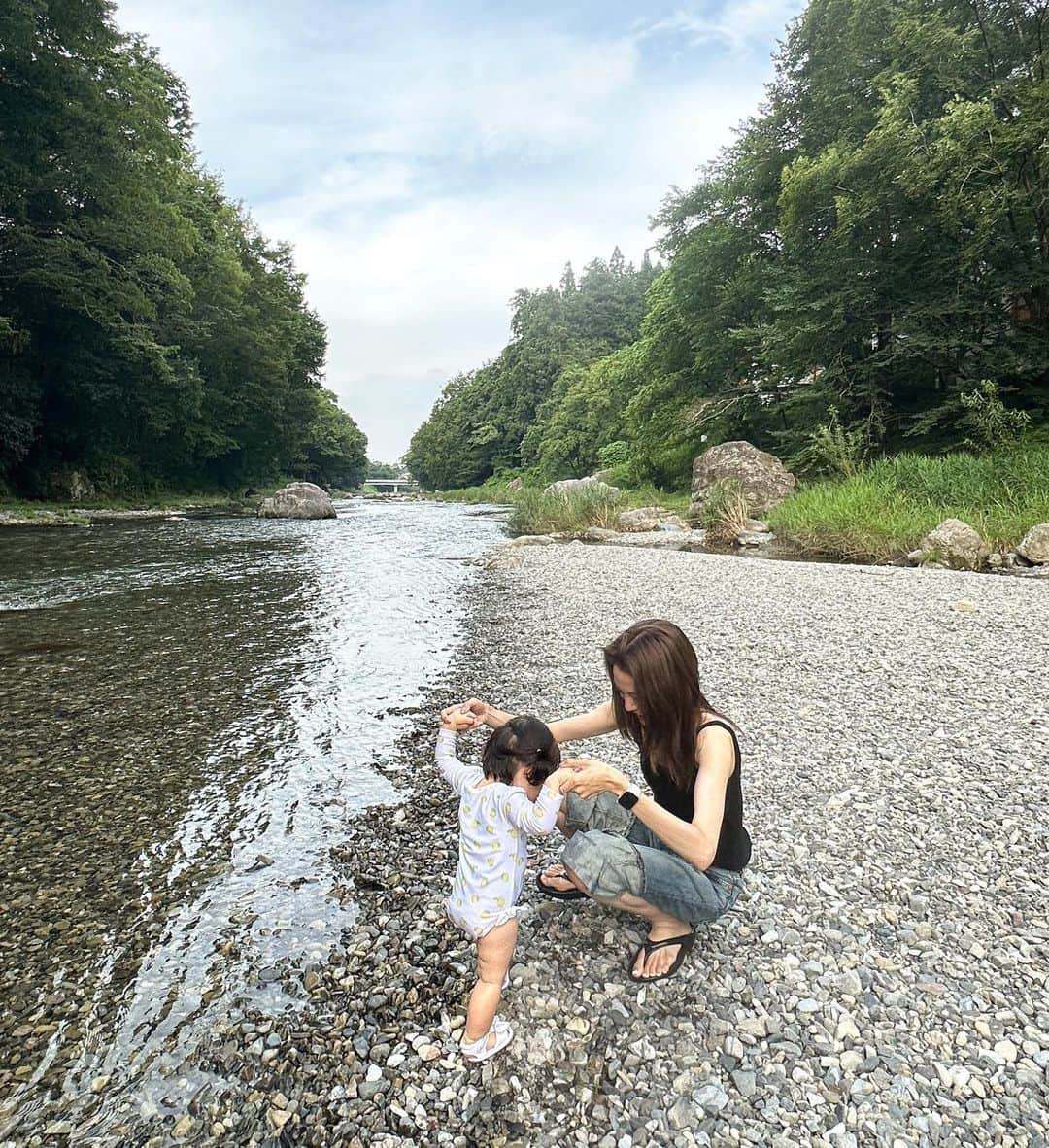 志田友美（ゆうみん）さんのインスタグラム写真 - (志田友美（ゆうみん）Instagram)「👶🏼初めての川へ♡  もーやんちゃが伝わるでしょ😭🤣 めちゃ笑ってくれていい写真すぎてたくさん載せちゃう🤍　　  これからも色んなとこ連れてって色んなこと感じてほしい🍉🌻  毎日大変だけどこの笑顔見たら頑張れるんだよなぁ👶🏼🧡だいすっき！！！！  #もうすぐ一歳 #すくすくと成長中 #大きめちゃん #爆食いベイビー #まだ歩けません #いいよいいよゆっくりで #既に生意気」7月18日 22時10分 - yuumi_shida