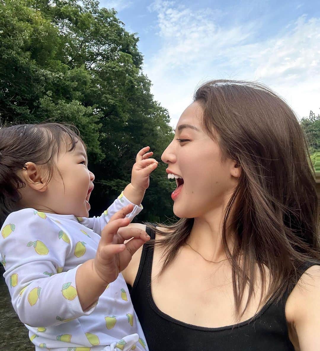 志田友美（ゆうみん）さんのインスタグラム写真 - (志田友美（ゆうみん）Instagram)「👶🏼初めての川へ♡  もーやんちゃが伝わるでしょ😭🤣 めちゃ笑ってくれていい写真すぎてたくさん載せちゃう🤍　　  これからも色んなとこ連れてって色んなこと感じてほしい🍉🌻  毎日大変だけどこの笑顔見たら頑張れるんだよなぁ👶🏼🧡だいすっき！！！！  #もうすぐ一歳 #すくすくと成長中 #大きめちゃん #爆食いベイビー #まだ歩けません #いいよいいよゆっくりで #既に生意気」7月18日 22時10分 - yuumi_shida