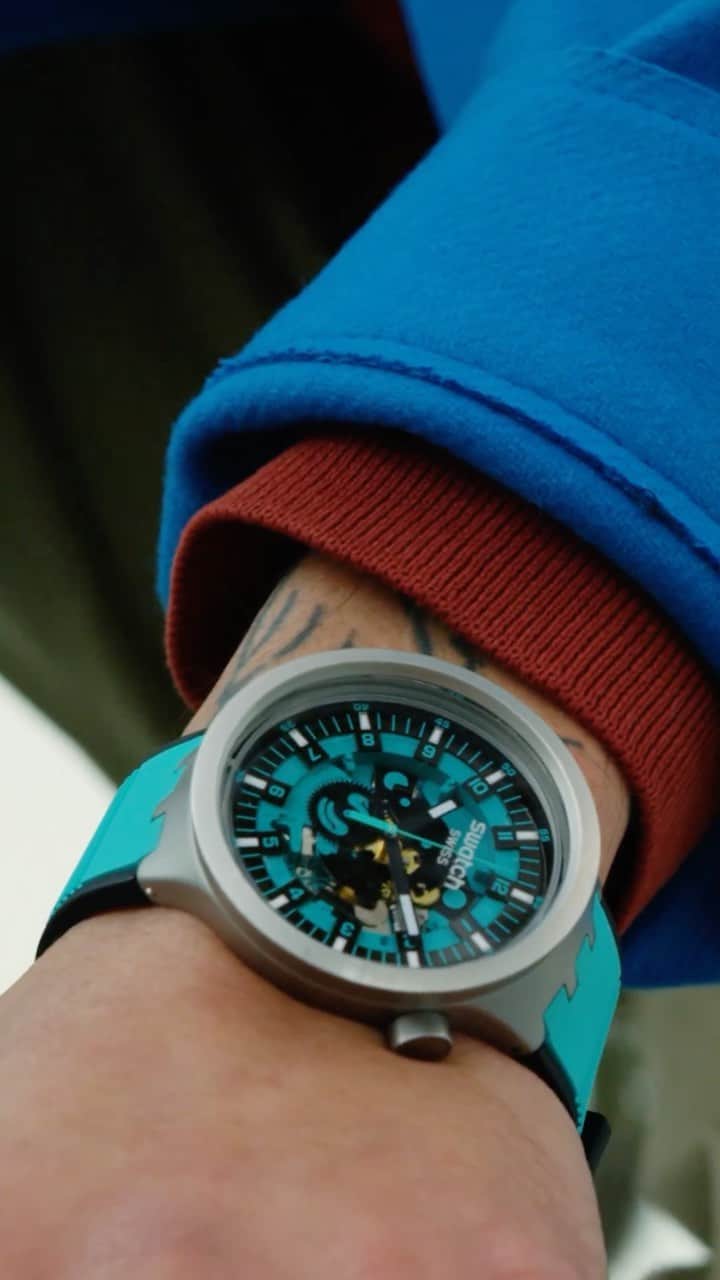 Swatchのインスタグラム：「BIOCERAMIC meets stainless steel for an unbeatable combination #SwatchBIGBOLDIRONY」
