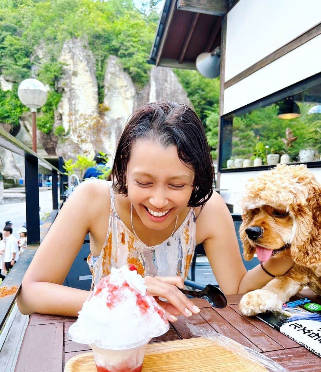 加治まやのインスタグラム：「とけちゃいそうな夏だねぇ🍧  #栃木観光 #大谷石 #大谷資料館 #summer #rocksidemarket #かき氷 #国内旅行 #japantrip #japantravel #採石場 #歴史旅」