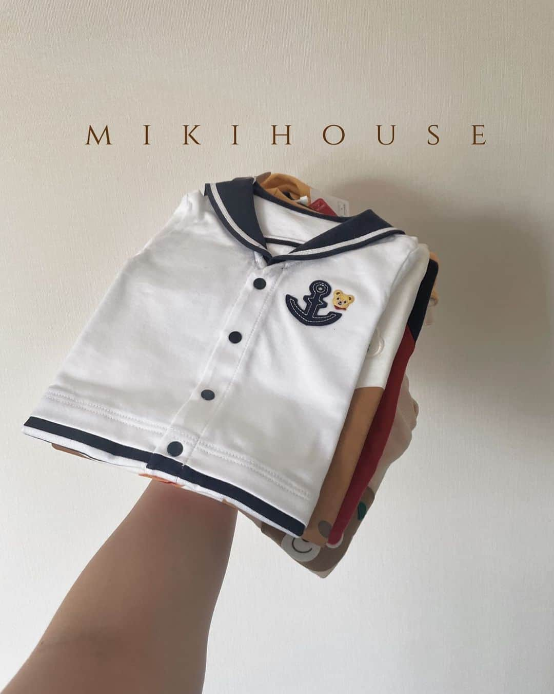 武井玲奈のインスタグラム：「MIKIHOUSE 購入品🍎  主人のおとうさんとおかあさんが 買ってくれた可愛いお洋服たち🩳  おかあさんと一緒に 洋服を選ぶのが 楽しくて、楽しくて😍  ついつい、あれもこれもって なっちゃっておとうさんを チラ見…🫣🫣🫣笑  いいよ！！！って 言ってくれたので たくさん甘えちゃった😆💓  #mikihouse #生後2ヶ月男の子  #生後2ヶ月コーデ #ミキハウス #ミキハウス購入品」