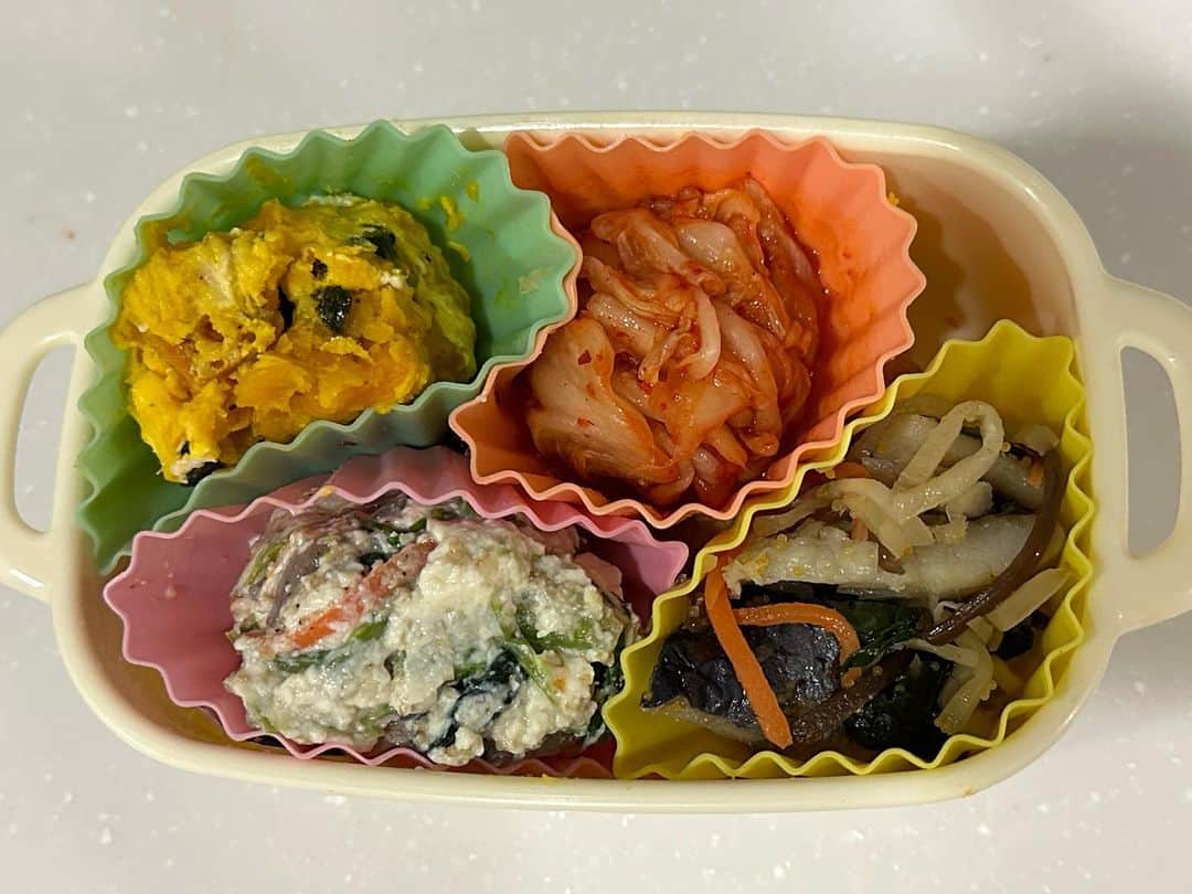 のインスタグラム：「#明日のお弁当 お惣菜買ってきたので詰めるだけだから作っちゃった。 今回は二段重ね。  １段目 凍ってるおやつコロッケ🥔 ニラたっぷりイカチヂミ🦑  ２段目 かぼちゃのクリームサラダ🎃 キムチ ほうれん草の白和え🥬 菜の花のニシンの数の子のやつ  ご飯は明日チンして入れる。」